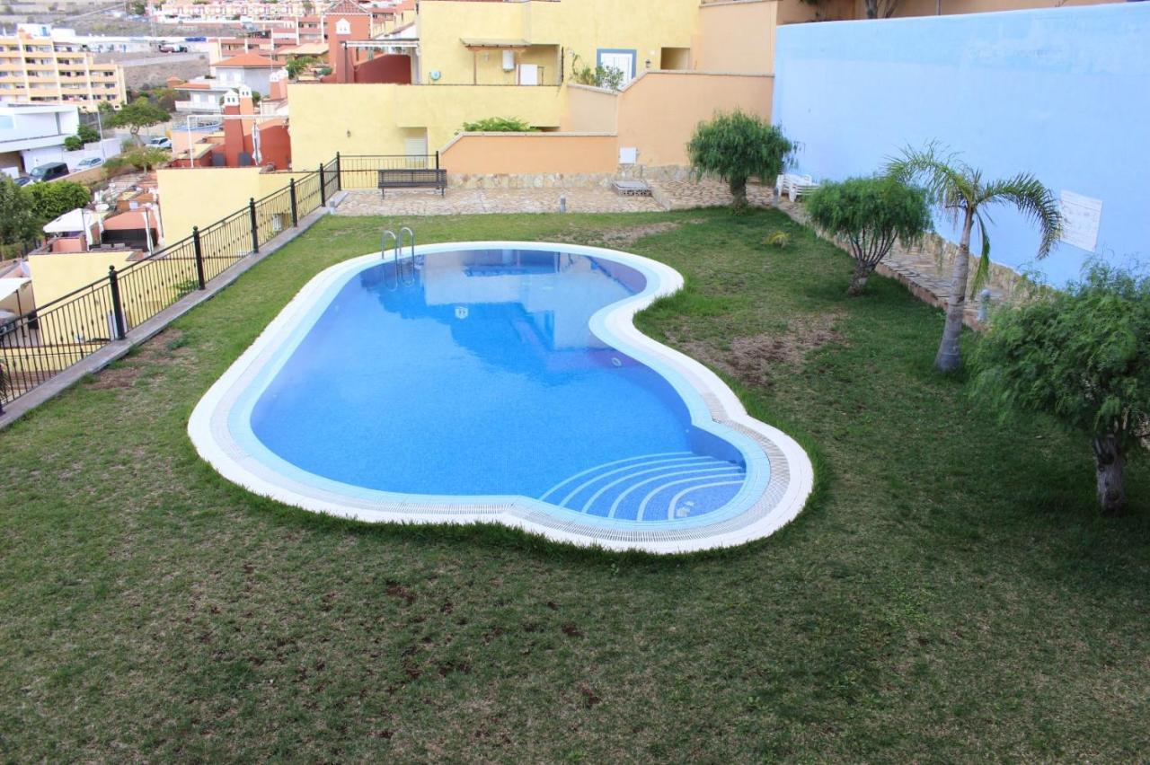 Appartement With A Serene Ocean And Mountain View
