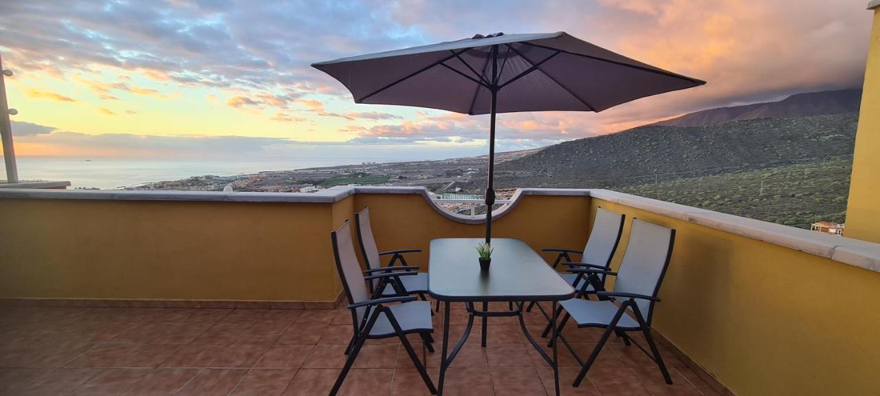 With A Serene Ocean And Mountain View Appartement Costa Adeje (Tenerife)